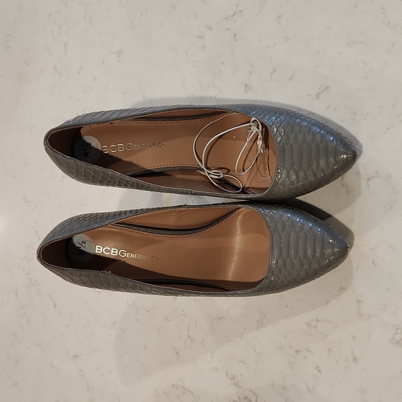 BCBG Pumps Gray - Picture 1 of 3
